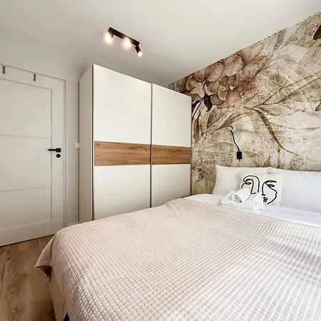 Apartment Klodzka Homely By Bookinghost